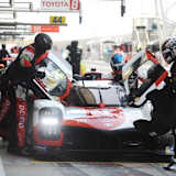 Boxenstopp beim siegreichen Toyota GR010 Hybrid in Bahrain