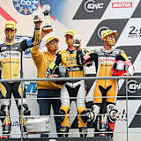 Luca Scassa, Teamchef Moreno Codeluppi, Christopher Kemmer und Luca Vitali genießen den Moment