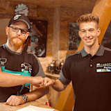 Kevin Bolliger (li.) begrüßt Marcel Brenner im Team