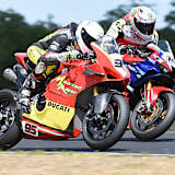 Rad-an-Rad-Duell zwischen Julian Mayer (Ducati) und Geri Gesslbauer (Honda)