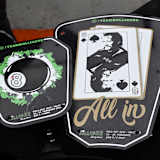 Zwei der exklusiven Funplates, die versteigert werden