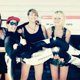 Lucy Glöckner auf Händen getragen