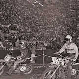 Arne Kring (#6) am Ausgang der Schlammpassage vor zehntausenden Zuschauern