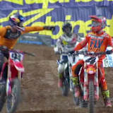 Blake Baggett (#4) siegte 2019 in Glendale, Ken Roczen (#94) gratuliert