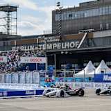 Stoßen zu Avintia: Matteo Bertelle (links) und Elia Bartolini (rechts)