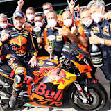 Brad Binder feiert, Tex Geissler (2. von rechts) ist begeistert