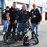 Thomas Deitenbach nahm ein E-Bike von Denis Hertrampf und Benny Wilbers in Empfang