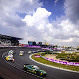 Der Aston Martin Vantage GT4 von Andreas Wirth in der Steilkurve von Zandvoort