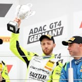 Hamza Owega (Mitte) gibt sein Debüt im ADAC GT Masters