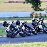 Auf der Strecke mit Helm