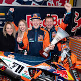 Der «Hoferbua» nach dem ersten GP-Sieg mit Papa Reini, Mama Karin und Schwester Nadine