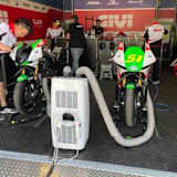 Das siegreiche LCR-MotoE-Team: In jeder Box müssen die 90-kg-Batterien mit einer Air Condition den ganzen Tag gekühlt werden. Mit Strom aus der Steckdose natürlich. 