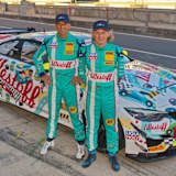 Stephan Grotstollen (re.) und Georg Braun vor dem bunten BMW M4 GT4 des Teams Lillestoff