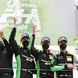 Die Sieger von Manthey-Racing: (v.li.) Geschäftsführer Martin Raeder, Kévin Estre, Michael Christensen und Matteo Cairoli