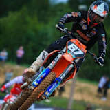 Völlig erschöpft beenden manche Teilnehmer vorzeitig die Dakar. Hier Eric Martinez