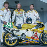 Reinhold Roth mit Mechaniker Klaus Beinhofer (links) und Cheftechniker Sepp Schlögl 1987