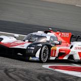 Im zweiten freien Training von Bahrain vorne: Der Toyota GR010 Hybrid von Brendon Hartley