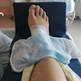 Toni Erhard nach der Sprunggelenks-OP im Krankenhaus