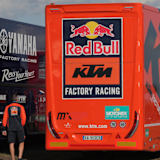 Die Team-Trucks nehmen im Paddock ihre Positionen ein