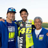 Valentino Rossi mit Maiki und Mitsuo Abe 