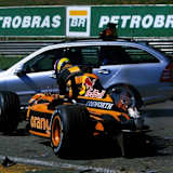 Brasilien 2002: Enrique Bernoldi in Schwierigkeiten, hinten naht das Medical-Car mit Alex Ribeiro