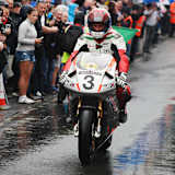 Carl Fogarty auf der Honda RC45 von Joey Dunlop