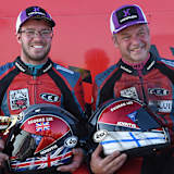 Pekka Pävärinta (re.) sammelt mit Adam Christie eifrig Pokale