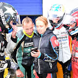 Tim Reeves, Ferry Segers, Ilse de Haas, Patrick Werkstetter und Pekka Päivärinta studieren die Zeitentabelle