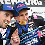 Harry Payne (li.) und Kevin Rouseau beim obligatorischen Biss in die WM-Medaille