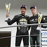 Das Lächeln auf dem Siegespodest muss Lucas (rechts neben Markus Schlosser) Krieg noch üben