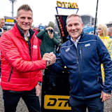 Stephan Stöcker (Head of Development und Motorsport bei Eibach) und ADAC Motorsportchef Thomas Voss