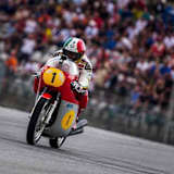 Giacomo Agostini auf der 350er-MV Agusta bei der Legenden-Parade in Spielberg