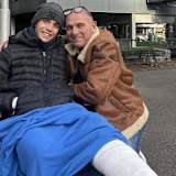 Noah Dettwiler mit seinem Vater Andy in der Schweiz