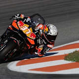 Pedro Acosta und Brad Binder erhielten vor der Fahrt wertvolle Anweisungen von Heinz Kinigadner