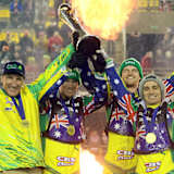 Team Australien hielt 2024 die Chamberlain Trophy in den Händen