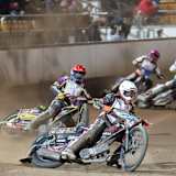 Jan Kvech (weißer Helm) auf dem Weg zum Sieg