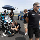 Teamchef Michael Galinski (re.) macht mit Fahrer Tarran Mackenzie weiter