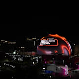 Die leuchtende Kugel «Sphere» ist der wohl auffälligste Teil des Lichtermeers rund um die Rennstrecke in Las Vegas