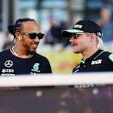 Früher Teamkollegen, heute Kumpel: Lewis Hamilton und Valtteri Bottas in Abu Dhabi 2024. Für Hamilton war es sein letztes Rennen für Mercedes, für Bottas das letzte mit Sauber