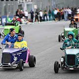 Franco Colapinto (mit Pierre Gasly) und Lance Stroll (mit Fernando Alonso) bei der Fahrerparade vor dem Rennen in Interlagos