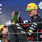 Max Verstappen und Kimi Antonelli auf dem Podium in Interlagos