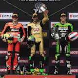 Stefano Manzi mit Sieg zum Supersport-Titel, eingerahmt von Philipp Öttl (li,) und Jeremy Alcoba (re)