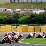 Suzuka 1998: Abe führt den Japan-GP vor Wildcard-Pilot Noriyuki Haga an. Doohan und Co. fahren hinterher