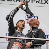 Schmeckt: Senna Agius feiert mit Teammanager Jürgen Lingg