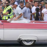 Grand Marshall Jeff Ward rollt ein