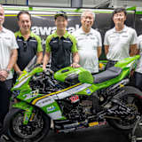 Domi Aegerter, Dritter von links, mit den Kawasaki-Verantwortlichen