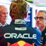 Red Bull Racing-Teamchef Laurent Mekies (rechts) im Gespräch mit Dr. Helmut Marko und Max Verstappen