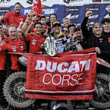 Das Beddini Ducati Team feiert den ersten Sieg der Desmo250 MX