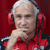 Nicolo Bulega (li.) mit Teammanager Davide Tardozzi