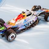 Der VCARB 02 glänzt in Las Vegas im Holo-Design